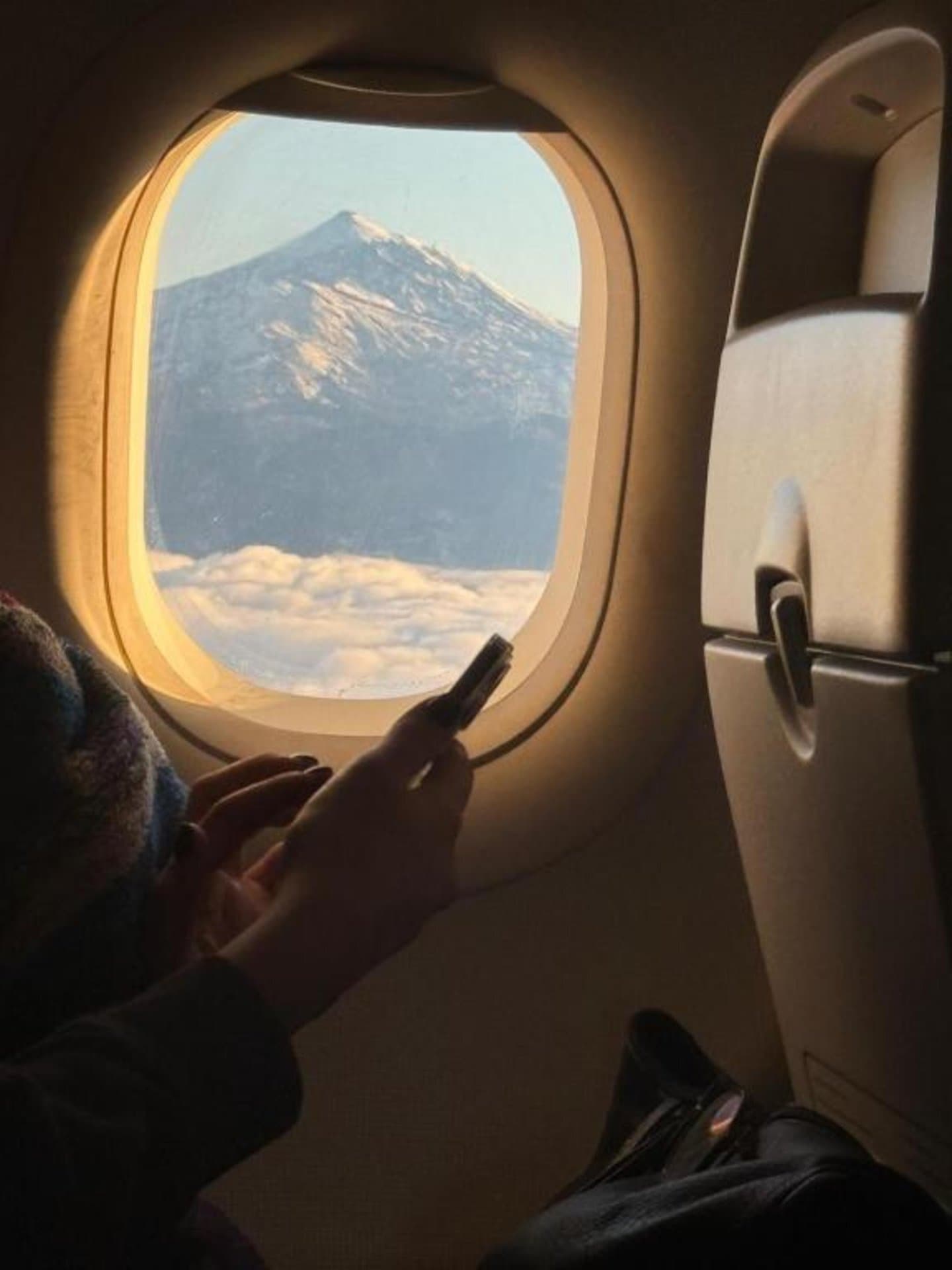 Vistas espectaculares del océano y montañas desde la ventana de Vidamar. Disfruta de panoramas únicos mientras te relajas en tu refugio costero.