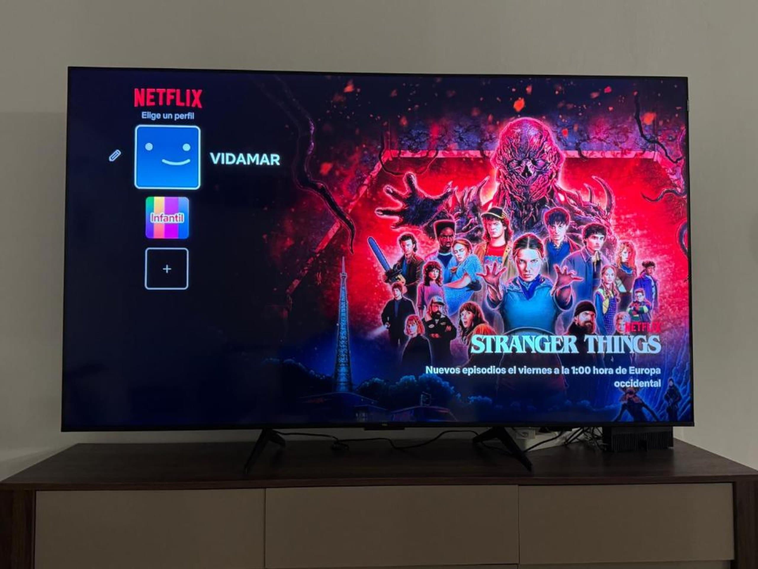 Sala de estar moderna con smart TV y conexión WiFi. Espacio cómodo para disfrutar del entretenimiento durante tu estancia en Vidamar.