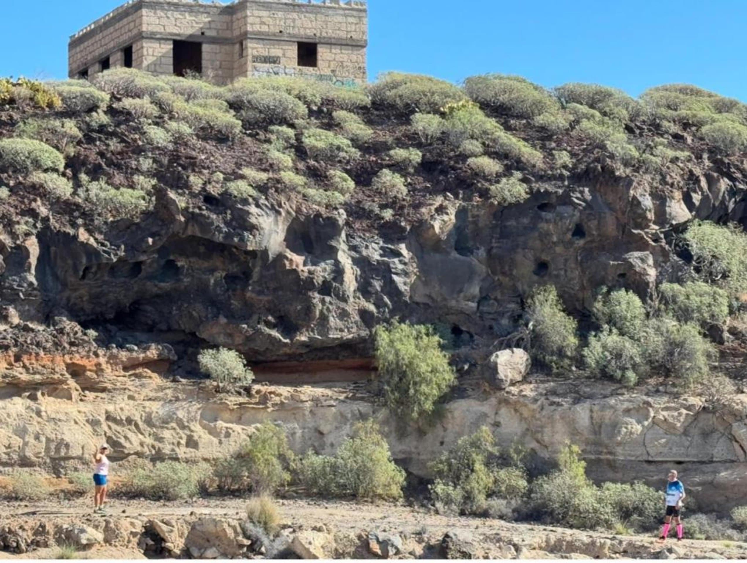 Vistas espectaculares de la costa española desde Vidamar. Acantilados rocosos, vegetación natural y acceso directo a la playa a solo 6 minutos a pie. Tu paraíso costero te espera.